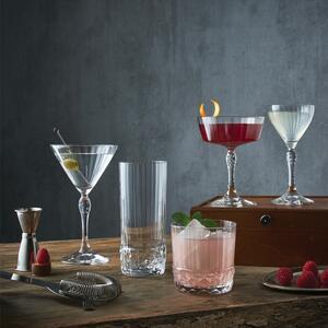 <p>Bicchiere basso finemente decorato, un design vintage ideato per esaltare il colore dei drinks con preziosi effetti di luce.</p>