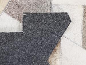 Tappeto tappetino Tappeto in Pelle di Vacchetta Grigio e Beige Patchwork Bordo Irregolare Sottofondo in Feltro 140 x 200 cm Moderno Beliani
