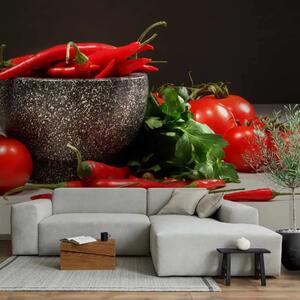 Carta da parati Dicotomia rossa - ciotola con peperoni rossi e pomodori su sfondo nero