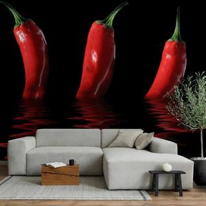 Carta da parati moderna Spezie piccanti - peperoncino che emerge dall'acqua con il riflesso