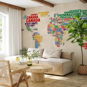 Carta da parati moderna Continenti multicolori - mappamondo con scritte colorate in italiano