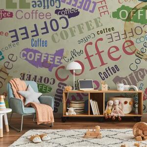 Carta da parati moderna Profumo di caffè - motivo con caffè e scritte colorate sullo sfondo