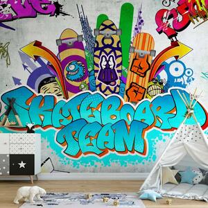 Carta da parati Squadra di skateboard - street art colorata su muro di cemento grigio