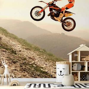 Carta da parati Sport motoristico - motociclista su motocross con paesaggio montano sullo sfondo