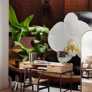 Carta da parati Tempio Zen - motivo con orchidea, pietre e bambù su vassoio di legno