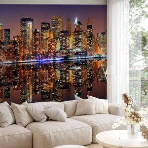 Carta da parati moderna Riflessi dorati - New York, panorama notturno con grattacieli