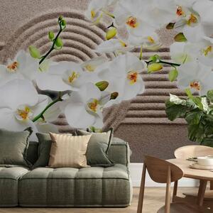 Carta da parati Nel giardino Zen - fiori bianchi di orchidea su sfondo sabbioso