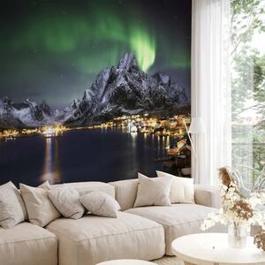 Carta da parati moderna Aurora boreale - paesaggio montano con fiordi e cittadina costiera illuminata