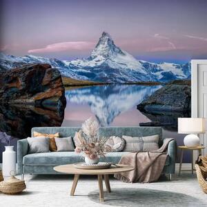 Carta da parati Montagna solitaria - paesaggio montano con rocce e riflesso in lago