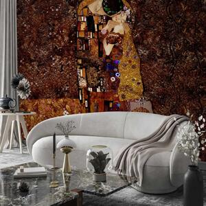 Carta da parati moderna Composizione ispirata a Klimt - Coppia che si baciana su un prato
