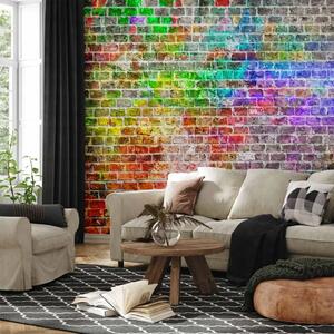 Carta da parati moderna Muro arcobaleno - muro di mattoni rossi colorato con graffiti