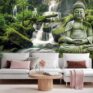 Carta da parati Oriente in verde - Buddha su sfondo di cascata e foresta esotica