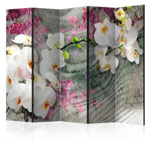 Paravento design Suoni del deserto II - orchidee bianche su sfondo di piante colorate