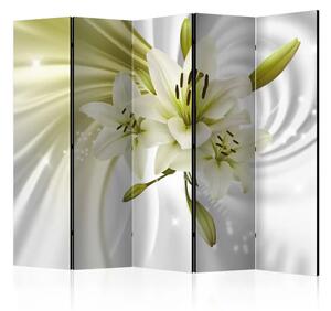 Paravento design Incanto verde II - fiori di giglio bianco-verde su vortice bianco