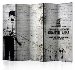 Paravento design Zona graffiti - arte urbana con persone e scritte su parete di mattoni