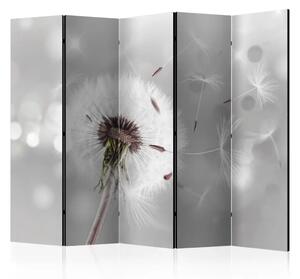 Paravento separè Catturare l'effimero II - fiore romantico soffiato su sfondo grigio