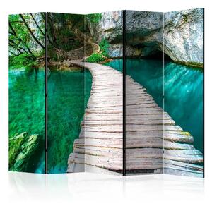 Paravento design Lago smeraldo II - paesaggio verde naturale con ponte di legno