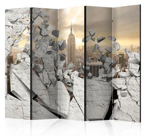 Paravento design Città oltre il muro II - mattone rotto con vista su New York