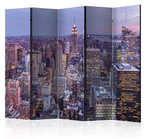 Paravento Città serale II - panorama dei grattacieli di Manhattan a New York