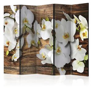Paravento design Orchidea forestale II - fiori di orchidea bianca su sfondo di legno