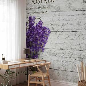 Carta da parati moderna Cartolina alla lavanda - fiori viola su tavole vintage chiare