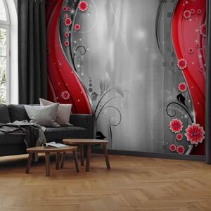 Carta da parati moderna Dietro la Tenda Rossa - pattern moderno con fiori rossi e luccichio