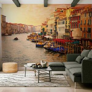 Carta da parati moderna Architettura di Venezia - edifici colorati con gondole sul fiume