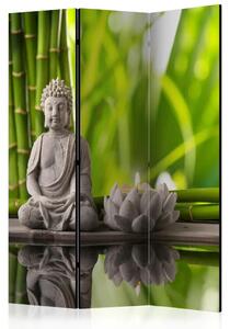 Paravento separè Meditazione - Buddha orientale davanti all'acqua con sfondo di bambù