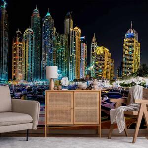 Carta da parati Notte a Dubai e la Marina - yacht moderni con sfondo di architettura