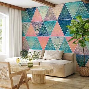 Carta da parati Triangoli orientali - motivi floreali geometrici su sfondo rosa e blu