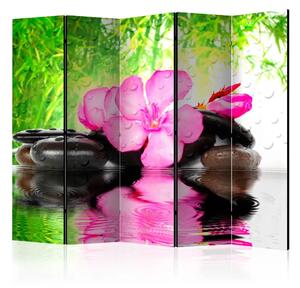 Paravento Riflesso sfocato II - fiore rosa con pietre nere in stile Zen