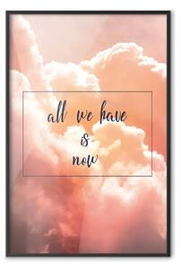 Poster: Tutto ciò che abbiamo è ora - scritta nera su sfondo di cielo rosa