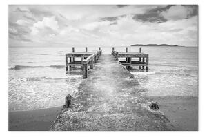 Quadro moderno Sussurro del mare - Paesaggio in bianco e nero con acqua e un ponte di legno