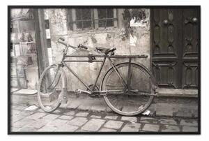 Poster: Due ruote: bici vintage, paesaggio urbano