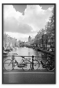 Poster: Ponte con biciclette - paesaggio fiume e cielo nuvoloso