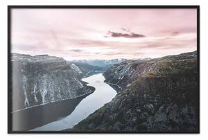 Poster: Lago Ringedalsvatnet - maestoso paesaggio di montagne e cielo rosa
