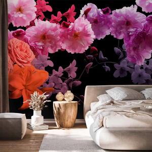 Carta da parati Cocktail della natura - Fiori colorati su sfondo uniforme in nero
