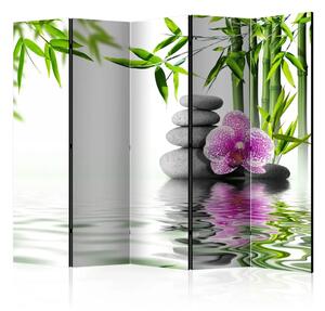Paravento separè Giardino d'acqua II - pietre e fiore rosa su sfondo di bamboo