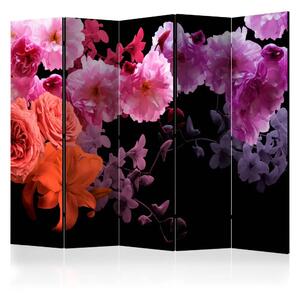 Paravento Cocktail primaverile II - fiori colorati su sfondo nero contrastante