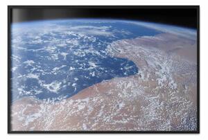 Poster: Acqua e sabbia - Terra con vista nuvolosa