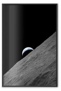 Poster: Pianeta solitario - texture della luna con vista parziale del pianeta