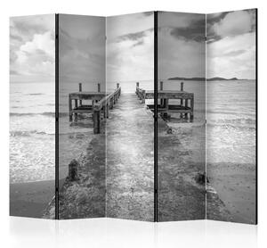 Paravento design Molo di cemento II - mare e cielo in bianco e nero