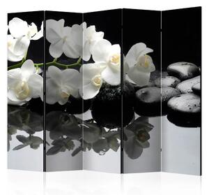 Paravento design Pietre e orchidea II - fiori bianchi su sfondo nero