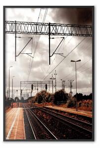 Poster: Prima del viaggio - stazione ferroviaria su cielo nuvoloso