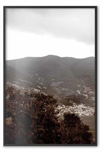 Poster: Valle - paesaggio cittadino sul mare con montagne e cielo nuvoloso