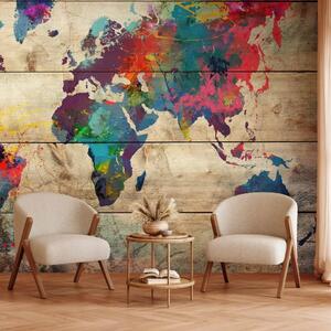 Carta da parati moderna Natura multicolore - mappa del mondo colorata su assi di legno