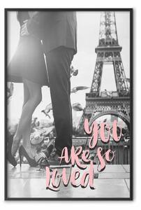 Poster: Sei così amato - scritte rosa in inglese con sfondo Torre Eiffel