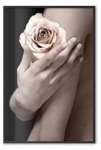 Poster: Profumo delicato - mano con rosa su sfondo nero