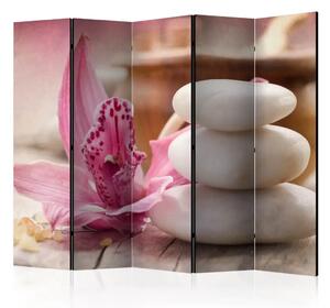 Paravento design Zen e SPA II - Composizione con pietre e un fiore rosa