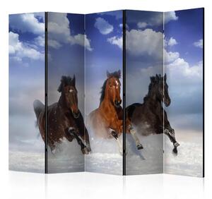 Paravento design Cavalli nella neve II - animali in corsa e cielo blu